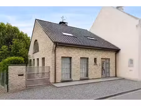 ruime woning met 2 slpk  tuin en dubbele garage