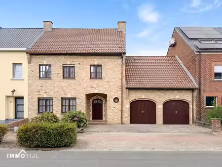 spacieuse maison avec double garage et grand jardin
