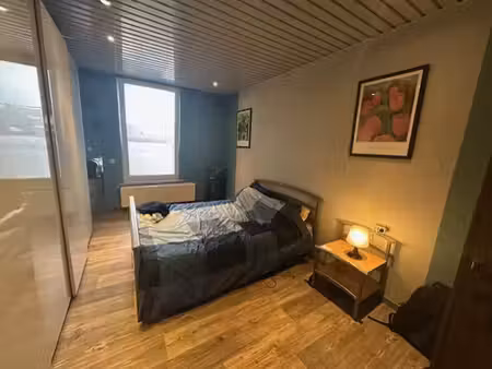 appartement meublé d'une chambre à coucher. emplacement de p