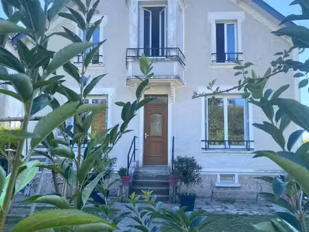 découvrez cette charmante vieille maison  construite en 1960 et entièrement rénovée en...