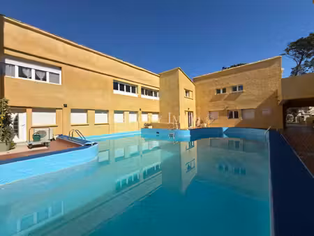 résidence les pieds dans l’eau au calme avec piscine.