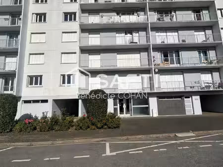 appartement avec balcon  dans un immeuble bien entretenu