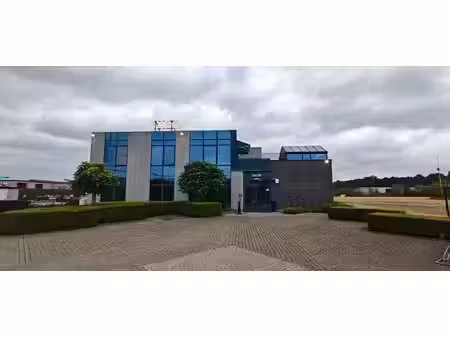 entrepôt/atelier de 800 m² avec 135 m² de bureaux