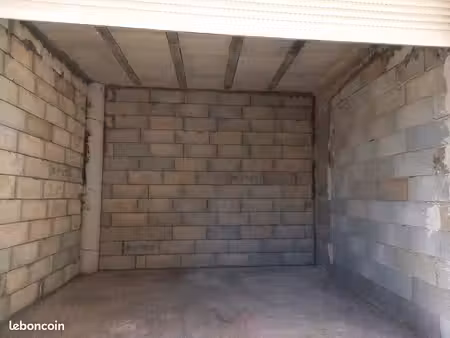 box 10m2 pour stockage uniquement sur terrain fermé facile d'accès même en camion proche r