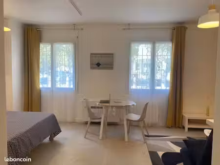 magnifique studio rénové climatisé mobilier neuf