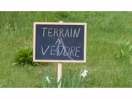 terrain constructible de 668m2 lumineux viabilisé expose sud a vinon sur verdon