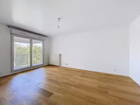 à louer – bel appartement 3 pièces avec balcon – guyancourt
