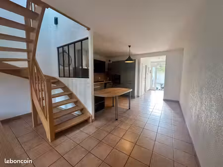 t4 duplex meublé de 91m2 avec une grande terrasse  cave et 2 places de parking - charvonne