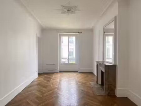 appartement 3 pièces de 69 m² dans un bel immeuble de caractère. au cœur du centre ville d