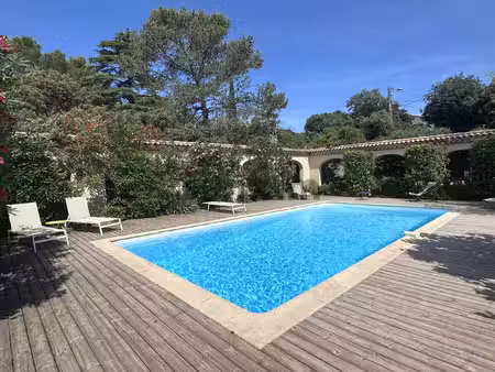 superbe villa familiale de 210 m2 avec piscine -- nîmes