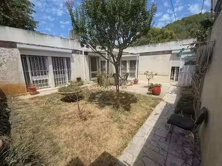 maison de plain pied mitoyenne de 5 pièces avec terrasse et garage à arles a renover