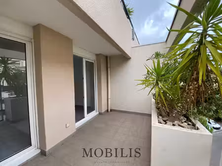jolie type 2 avec grande terrasse et parking