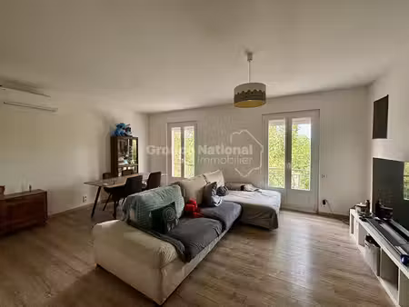appartement 3 pièces de 79.70 m2  à saint etienne du grès
