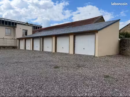 garage dans une cour fermée équipée d’un portail électrique