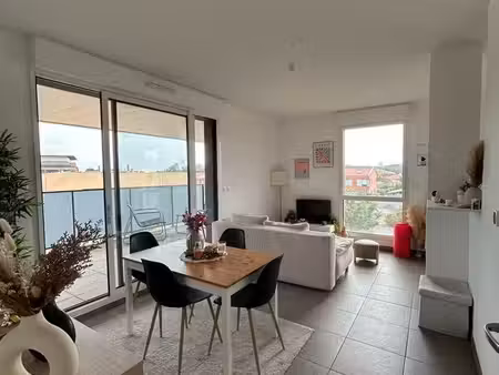 bel appartement t2 récent de 51 76 m² avec terrasse et parking