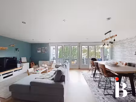 quartier longchamp magnifique appartement rénové avec balcon  cave et parking sécurisé