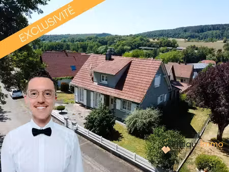 maison rénovée face d'un parc et terrain de jeux