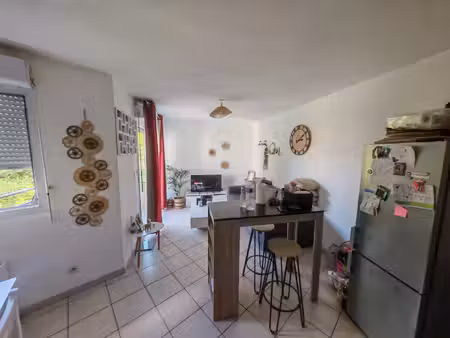 joli f2 avec terrasse et parking