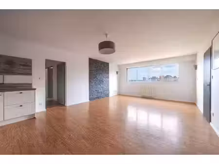 appartement avec vue dégagée et stationnement - place du lycée