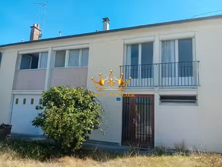 maison mitoyenne d'un côté  sur un terrain
