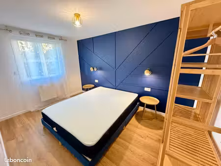 ? t2 rénové et meublé 33m² — déco moderne bleu marine & laiton — disponible immédiatement