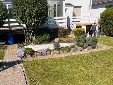 belle maison jardin clôturé et fleuri à proximité immédiate du b est