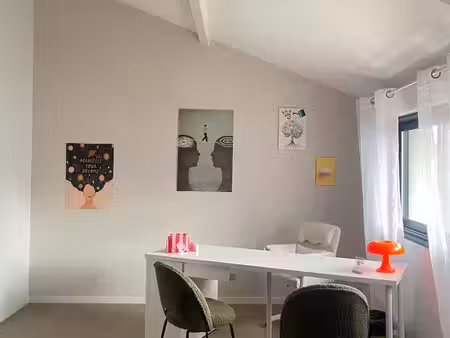 bureau dans centre paramédical