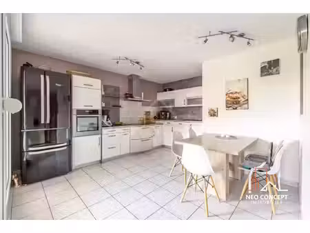 beau 4 pièces de 81 52 m2 avec terrasse  garage et parking sis kilstett.