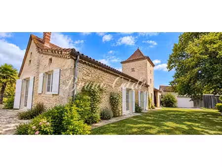 ensemble immobilier en pierre de deux maisons à restaurer l'intérieur  sur parcelles d'env