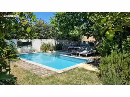 villa 115m² trets  plain-pied  4/5 chambres  proche de toutes commodités et au calme  jard