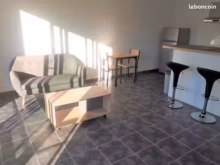 t2 meublé avec balcon et parking sous-terrain dans résidence sécurisée