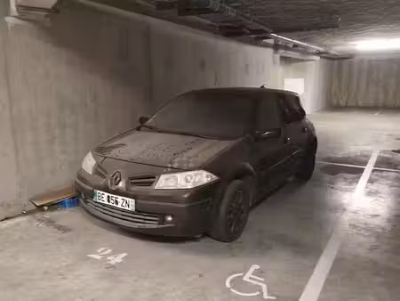 grand parking sécurisé