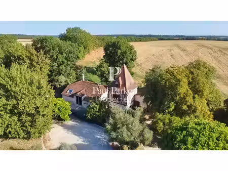 laroque-timbaut : havre de paix et d'histoire : domaine en pierre du xviiie siècle : maiso