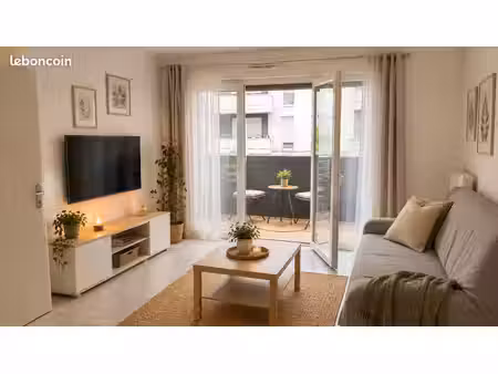 ?t2 vide  avec balcon et parking
