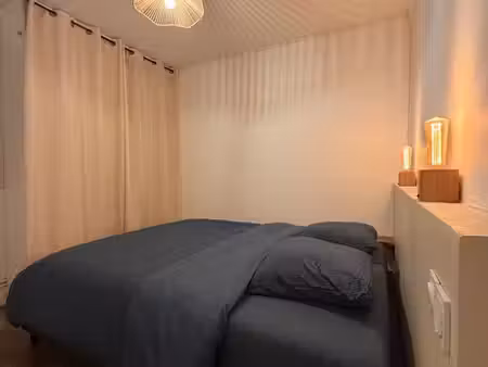 f2 meublé entièrement rénové – 46 m² – balcon