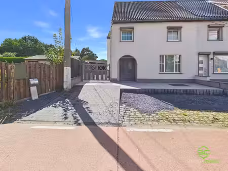 instapklare gezinswoning op een ruim perceel van 11a 92ca!
