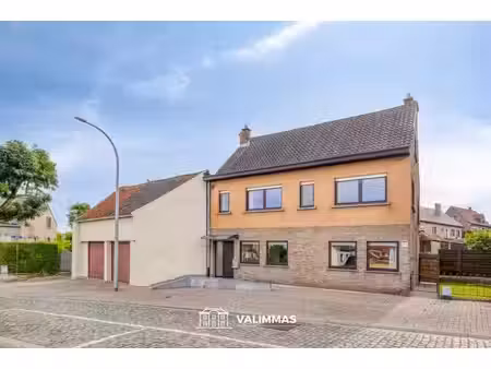 zeer ruime vrijstaande woning met tuin  garage & bijgebouwen