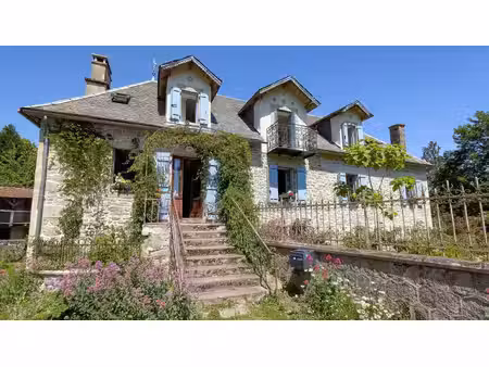 maison en pierre rénovée avec granges  terrain et vue campagne