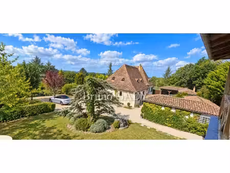 ensemble immobilier en pierre composé de deux maison totalisant environ 262m2. sur parcell