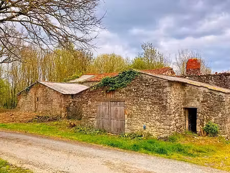 ancienne grange et dépendances 180m2  sur terrain 2018m2