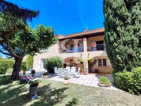 villa spacieuse avec piscine dans un charmant village de l'encla
