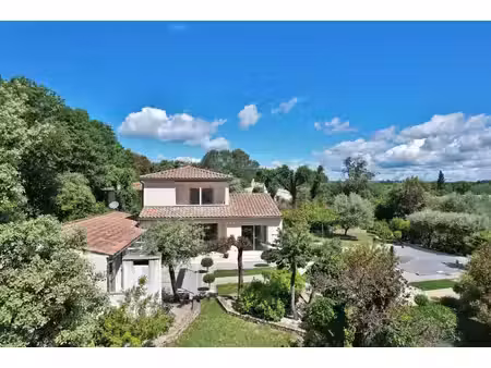 à 3 km d’uzès  superbe villa familiale avec piscine et terrain arboré de 1300 m²