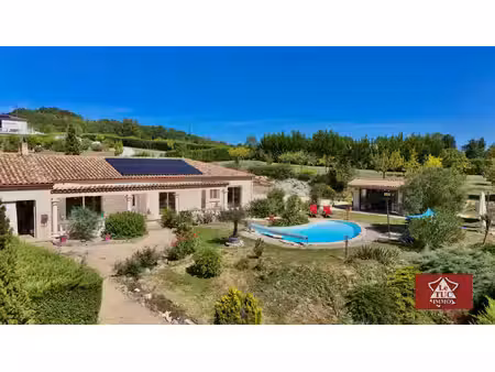 grande maison tout confort avec pool house et piscine.