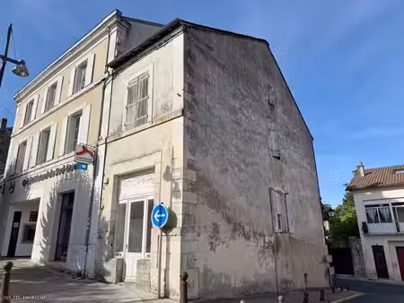 centre-ville de ruffec : local rdc. appartement a rénover
