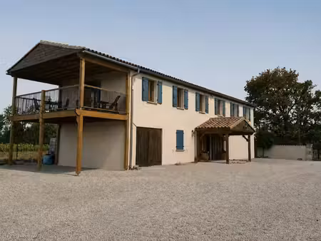 superbe maison individuelle avec une piscine chauffée et une maison à rénover