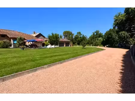 à vendre proche mâcon ( ain) corps de ferme rénové de 263 m2 p8 - ch d'hôtes possible -pis