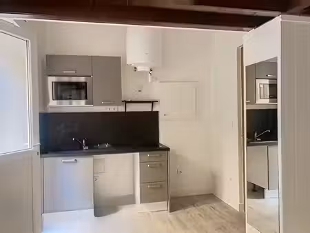 prox place victor hugo studio en duplex avec mezzanine et accés terrasse ( cour)