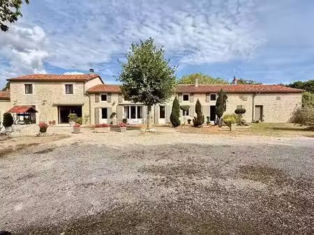 vente maison 9 pièces 211 m² à nanteuil-en-vallée (16700)  349 900 €