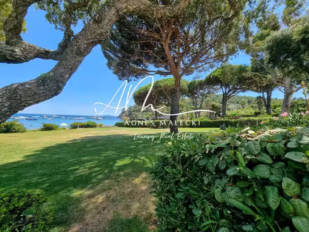 pieds dans l eau pour cet appartement dans la baie de pramousquier