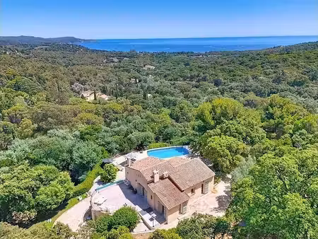 propriété provençale vue mer au coeur de la nature à vendre à cavalaire sur mer - golfe de